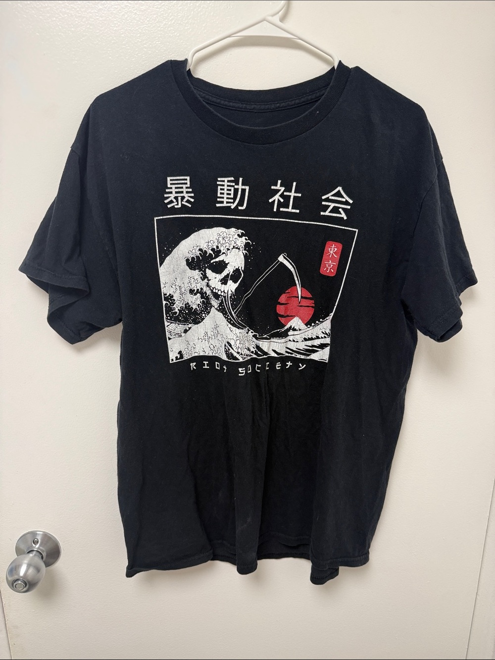 riot society Black Short-Sleeve Graphic Tee with White and Red Wave Skull Design